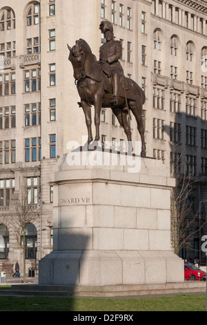 Freundlichen Edward VII Denkmal außerhalb der Royal Liver Building am Molenkopf, Liverpool. Stockfoto