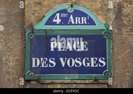 Eine alte traditionelle Keramik Plakette mit dem Namen des Place des Vosges. Eingeweiht im Jahre 1612, ist es der älteste geplanten Platz in Paris. Frankreich. Stockfoto