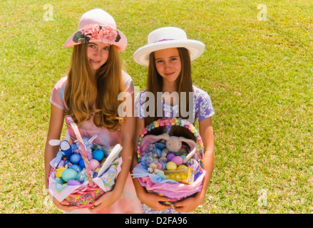 Mädchen im Teenageralter Ostern Kleider und Hüte, tun Ostereiersuche, Miami Stockfoto