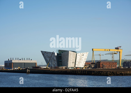 Belfasts neue Titanic Besucherzentrum in der Endphase der Bau mit Harland and Wolffs riesige Kräne Stockfoto