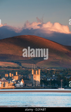 Caernarfon Castle und Menai Straits unterstützt von Moel Eilio gesehen von Anglesey, Gwynedd, Nordwales, UK Stockfoto