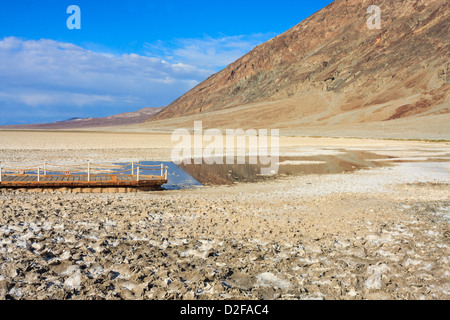 Badwater Basin ist das der tiefste Punkt in Nordamerika, Death Valley Nationalpark, Kalifornien, USA Stockfoto