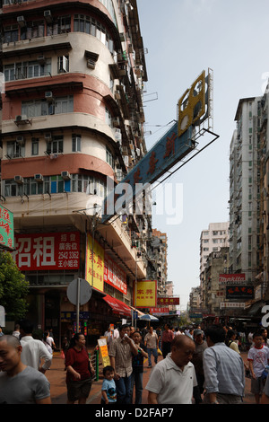 Hong Kong, China, Passanten auf der Straße Markt in den Straßen von Sham Shui Po Stockfoto