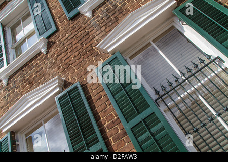 Georgian Style Hausfassade mit grünen Fensterläden Stockfoto