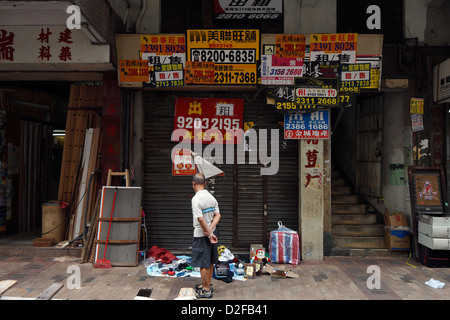 Hong Kong, China, Silber Auto parkte vor einer baufälligen Wohnhäusern Stockfoto