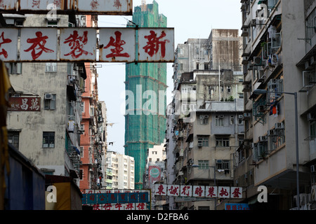 Hong Kong, China, Werbeschilder auf einer Straße in Sham Shui Po Stockfoto