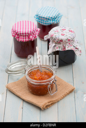 Hausgemachte Marmeladen, Konfitüren, Gelees und Marmeladen. Stockfoto