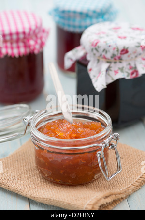 Hausgemachte Marmeladen, Konfitüren, Gelees und Marmeladen. Stockfoto