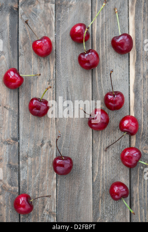 Kirschen auf einem Holztisch. Stockfoto