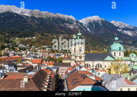 Innsbruck, Blick über die Stadt mit Kathedrale St. Jakob, Tirol, Österreich. Stockfoto