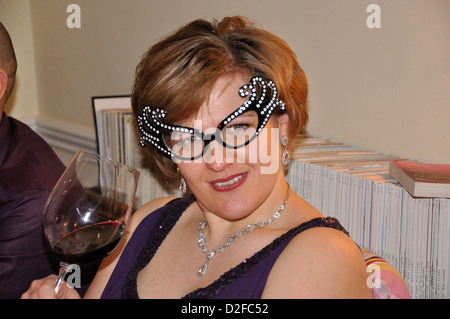 Frau mit Spaß Brille am Abendmahl Geheimbund Abendessen, Somerton, Oxfordshire, England, Vereinigtes Königreich Stockfoto