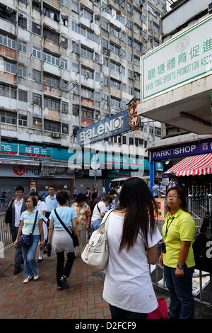 Hong Kong, China, Straßenszene und verfallene Wohngebäude in Kwun Tong Stockfoto