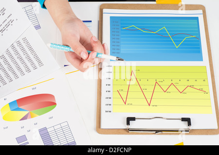 Finanzielle Datendiagramme und Grafiken auf dem Tisch Stockfoto