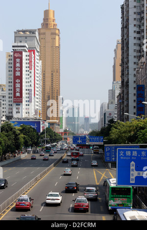 Shenzhen, China, fahren Autos auf der mehrspurigen Hauptstraße Stockfoto