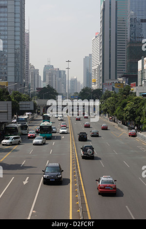 Shenzhen, China, fahren Autos auf der mehrspurigen Hauptstraße Stockfoto