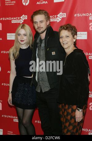 Dakota Fanning, Boyd Holbrook, Naomi Foner im Ankunftsbereich für sehr gute Mädchen Premiere beim Sundance Film Festival 2013, Eccles Theatre, Park City, UT 22. Januar 2013. Foto von: James Atoa/Everett Collection/Alamy live-Nachrichten. Stockfoto