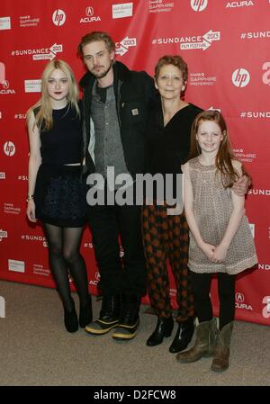 Boyd Holbrook, Dakota Fanning, Boyd Holbrook, Naomi Foner, Clare Foley im Ankunftsbereich für sehr gute Mädchen Premiere beim Sundance Film Festival 2013, Eccles Theatre, Park City, UT 22. Januar 2013. Foto von: James Atoa/Everett Collection/Alamy live-Nachrichten. Stockfoto