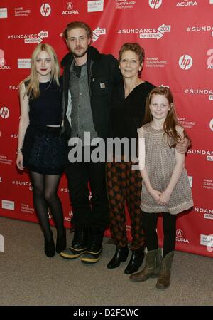 Boyd Holbrook, Dakota Fanning, Boyd Holbrook, Naomi Foner, Clare Foley im Ankunftsbereich für sehr gute Mädchen Premiere beim Sundance Film Festival 2013, Eccles Theatre, Park City, UT 22. Januar 2013. Foto von: James Atoa/Everett Collection/Alamy live-Nachrichten. Stockfoto