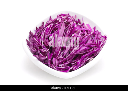 Geschreddert Rotkohl in eine Schüssel geben. Stockfoto