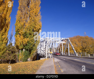 Steel truss Bogenbrücke im Herbst, Alexandra, Central Otago Bezirk, Region Otago, Südinsel, Neuseeland Stockfoto