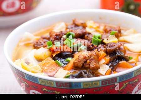 Nudel mit gehacktem Fleisch und Gemüse Stockfoto