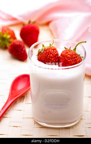 Ein Glas Joghurt mit frischen Erdbeeren Stockfoto