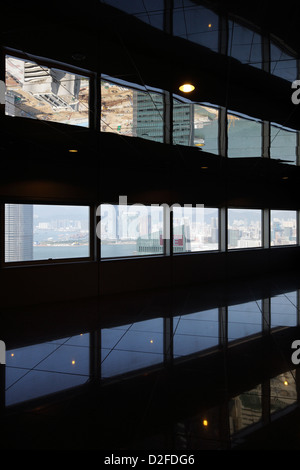 Hong Kong, China, deck Reflexionen der Fenster auf der Beobachtung Bank of China Stockfoto