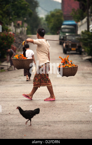 Verkäufer in einem Morgenmarkt in Luang Prabang, Laos Stockfoto