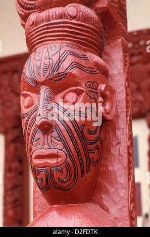 Carven auf Haus der Begegnung, Whakarewarewa lebenden Thermal Village, Rotorua, Region Bay of Plenty, Nordinsel, Neuseeland Stockfoto