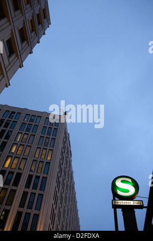 Berlin, Deutschland, u-Bahn-Schild am Potsdamer Platz vor dem Beisheim-Center Stockfoto