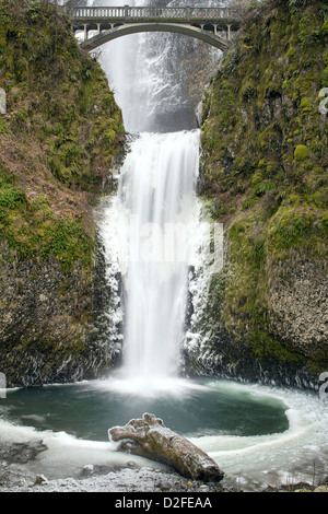 Historische Brücke über Multnomah Falls im Columbia River Gorge National Scenic Forest Oregon im Winter Stockfoto