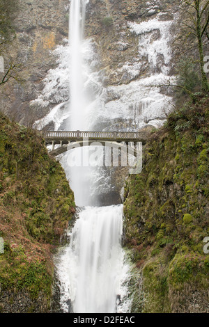 Brücke auf Wanderwegen im Multnomah fällt im Columbia River Gorge Oregon im Winter Stockfoto