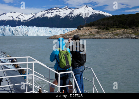 Touristen auf Kreuzfahrtschiff an der Südwand des Perito Moreno Gletscher, Nationalpark Los Glaciares, Patagonien, Argentinien Stockfoto