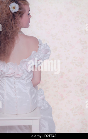 eine schöne Frau in einem romantischen weißen Kleid Stockfoto