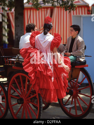 Frau trägt Flamenco Kleid auf der Feria de Abril de Sevilla (Sevilla April Fair), Sevilla, Provinz Sevilla, Andalusien, Spanien Stockfoto