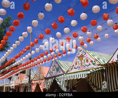 Bunte Casetas auf der Feria de Abril de Sevilla (Sevilla April Fair), Sevilla, Provinz Sevilla, Andalusien, Spanien Stockfoto