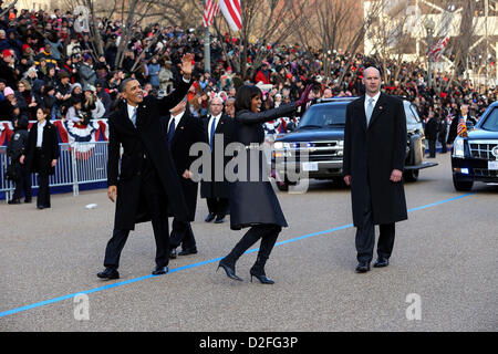 23. Januar 2013 - beteiligen sich Washington, District Of Columbia, USA - US-Präsident Barack Obama und First Lady Michelle Obama in der konstituierenden Parade Spaziergang an der Pennsylvania Avenue gegenüber dem weißen Haus in Washington, D.C., Montag, 21. Januar 2013. (Kredit-Bild: © Doug Mills / / Pool/Cnp/Prensa Internacional/ZUMAPRESS.com) Stockfoto