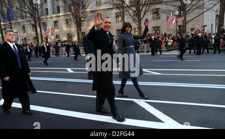 23. Januar 2013 - beteiligen sich Washington, District Of Columbia, USA - US-Präsident Barack Obama und First Lady Michelle Obama in der konstituierenden Parade Spaziergang an der Pennsylvania Avenue gegenüber dem weißen Haus in Washington, D.C., Montag, 21. Januar 2013. (Kredit-Bild: © Doug Mills / / Pool/Cnp/Prensa Internacional/ZUMAPRESS.com) Stockfoto