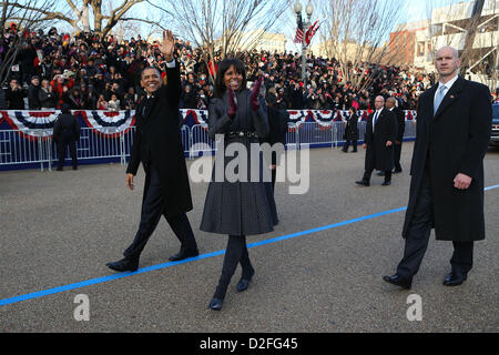 23. Januar 2013 - beteiligen sich Washington, District Of Columbia, USA - US-Präsident Barack Obama und First Lady Michelle Obama in der konstituierenden Parade Spaziergang an der Pennsylvania Avenue gegenüber dem weißen Haus in Washington, D.C., Montag, 21. Januar 2013. (Kredit-Bild: © Doug Mills / / Pool/Cnp/Prensa Internacional/ZUMAPRESS.com) Stockfoto