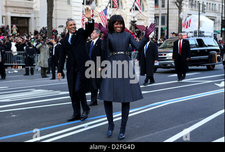 23. Januar 2013 - beteiligen sich Washington, District Of Columbia, USA - US-Präsident Barack Obama und First Lady Michelle Obama in der konstituierenden Parade Spaziergang an der Pennsylvania Avenue gegenüber dem weißen Haus in Washington, D.C., Montag, 21. Januar 2013. (Kredit-Bild: © Doug Mills / / Pool/Cnp/Prensa Internacional/ZUMAPRESS.com) Stockfoto