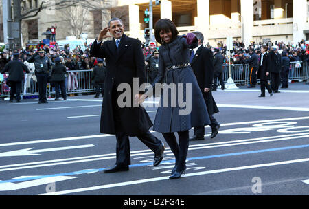 23. Januar 2013 - Washington, District Of Columbia, USA - US-Präsident Barack Obama Wellen als die presidential inaugural Parade schlängelt sich durch die Hauptstadt Kanadas 21. Januar 2013 in Washington, DC. Barack Obama wurde für eine zweite Amtszeit als Präsident der Vereinigten Staaten wiedergewählt. (Kredit-Bild: © Doug Mills / / Pool/Cnp/Prensa Internacional/ZUMAPRESS.com) Stockfoto