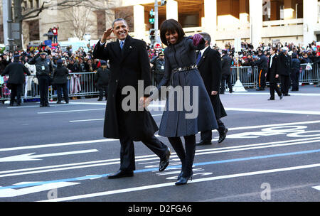 23. Januar 2013 - beteiligen sich Washington, District Of Columbia, USA - US-Präsident Barack Obama und First Lady Michelle Obama in der konstituierenden Parade Spaziergang an der Pennsylvania Avenue gegenüber dem weißen Haus in Washington, D.C., Montag, 21. Januar 2013. (Kredit-Bild: © Doug Mills / / Pool/Cnp/Prensa Internacional/ZUMAPRESS.com) Stockfoto