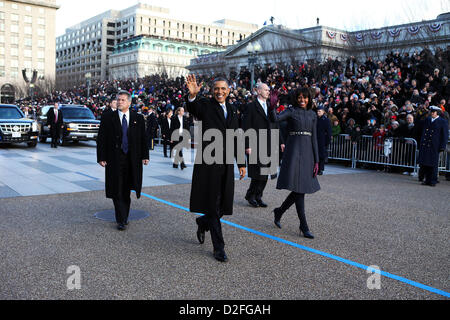 23. Januar 2013 - beteiligen sich Washington, District Of Columbia, USA - US-Präsident Barack Obama und First Lady Michelle Obama in der konstituierenden Parade Spaziergang an der Pennsylvania Avenue gegenüber dem weißen Haus in Washington, D.C., Montag, 21. Januar 2013. (Kredit-Bild: © Doug Mills / / Pool/Cnp/Prensa Internacional/ZUMAPRESS.com) Stockfoto