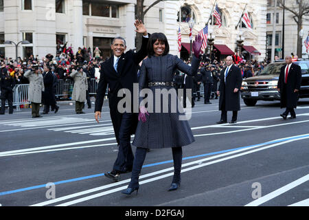 23. Januar 2013 - beteiligen sich Washington, District Of Columbia, USA - US-Präsident Barack Obama und First Lady Michelle Obama in der konstituierenden Parade Spaziergang an der Pennsylvania Avenue gegenüber dem weißen Haus in Washington, D.C., Montag, 21. Januar 2013. (Kredit-Bild: © Doug Mills / / Pool/Cnp/Prensa Internacional/ZUMAPRESS.com) Stockfoto