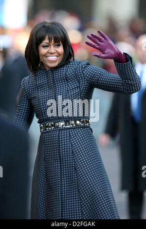 23. Januar 2013 - Washington, District Of Columbia, US - First Lady Michelle Obama Wellen als die presidential inaugural Parade schlängelt sich durch die Hauptstadt Kanadas 21. Januar 2013 in Washington, DC. Barack Obama wurde für eine zweite Amtszeit als Präsident der Vereinigten Staaten wiedergewählt. (Kredit-Bild: © Chip Somodevilla/Pool/Cnp/Prensa Internacional/ZUMAPRESS.com) Stockfoto