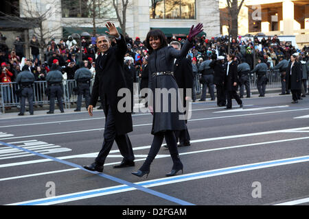 23. Januar 2013 - beteiligen sich Washington, District Of Columbia, USA - US-Präsident Barack Obama und First Lady Michelle Obama in der konstituierenden Parade Spaziergang an der Pennsylvania Avenue gegenüber dem weißen Haus in Washington, D.C., Montag, 21. Januar 2013. (Kredit-Bild: © Doug Mills / / Pool/Cnp/Prensa Internacional/ZUMAPRESS.com) Stockfoto