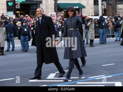 23. Januar 2013 - beteiligen sich Washington, District Of Columbia, USA - US-Präsident Barack Obama und First Lady Michelle Obama in der konstituierenden Parade Spaziergang an der Pennsylvania Avenue gegenüber dem weißen Haus in Washington, D.C., Montag, 21. Januar 2013. (Kredit-Bild: © Doug Mills / / Pool/Cnp/Prensa Internacional/ZUMAPRESS.com) Stockfoto