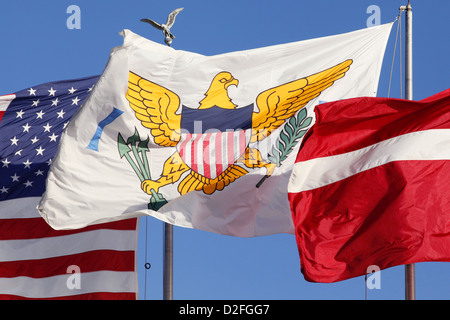 Die Stars And Stripes, die US-Virgin Islands-Flagge & die dänische Flagge, Charlotte Amalie, St. Thomas, Amerikanische Jungferninseln Stockfoto