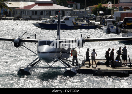 Passagiere aussteigen Seaborne Airlines Wasserflugzeug, Charlotte Amalie, St. Thomas, Amerikanische Jungferninseln, Karibik Stockfoto