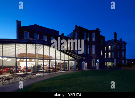 Magdalen Kapitelsaal, Exeter, Vereinigtes Königreich. Architekt: Feilden Clegg Bradley Studios LLP, 2012. Blick vom Garten auf illumina Stockfoto